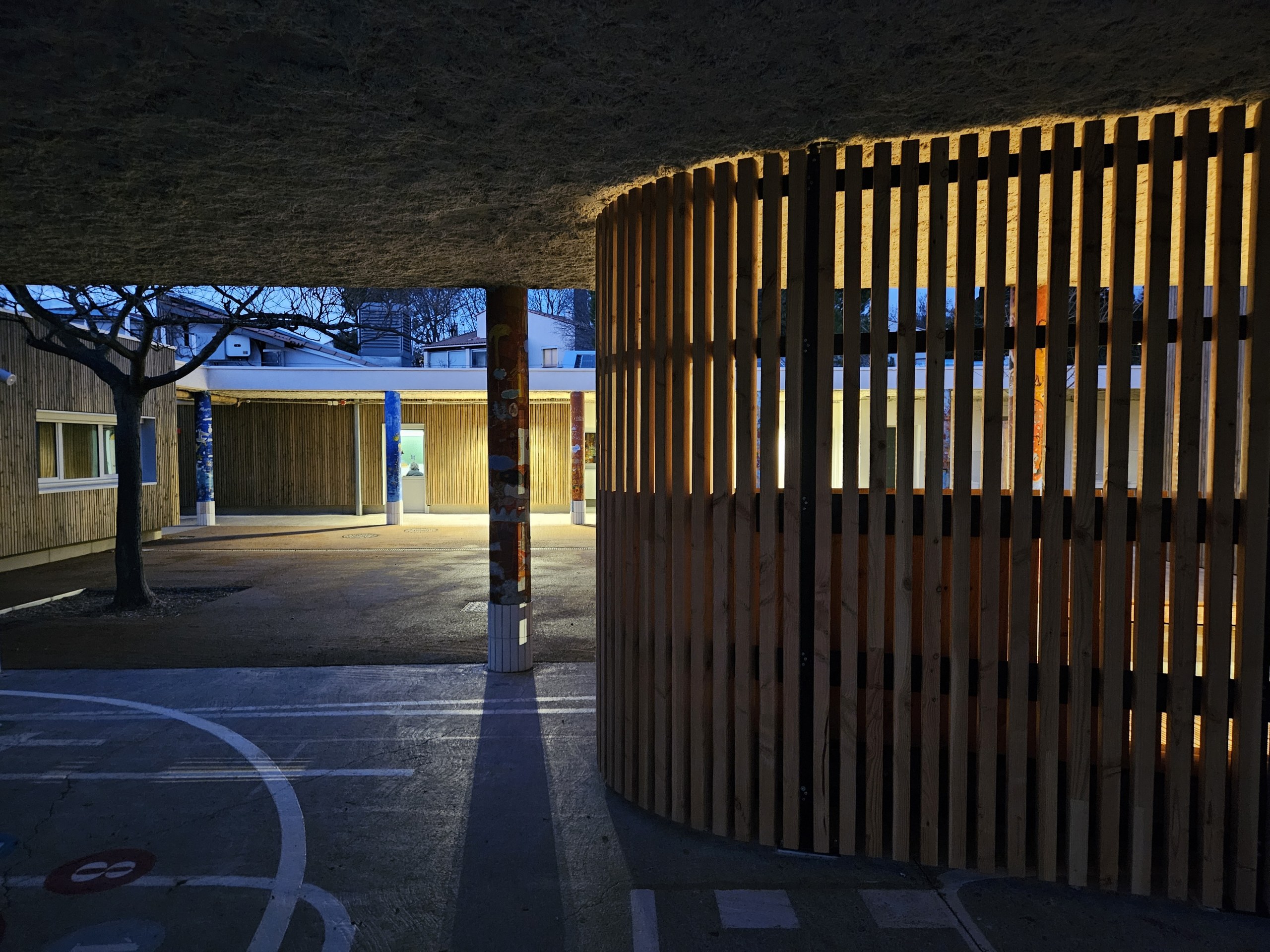Réhabilitation Ecole Joseph Delteil à Grabels (c) Vinicius Raducanu Architecte - cour cocon, bardages