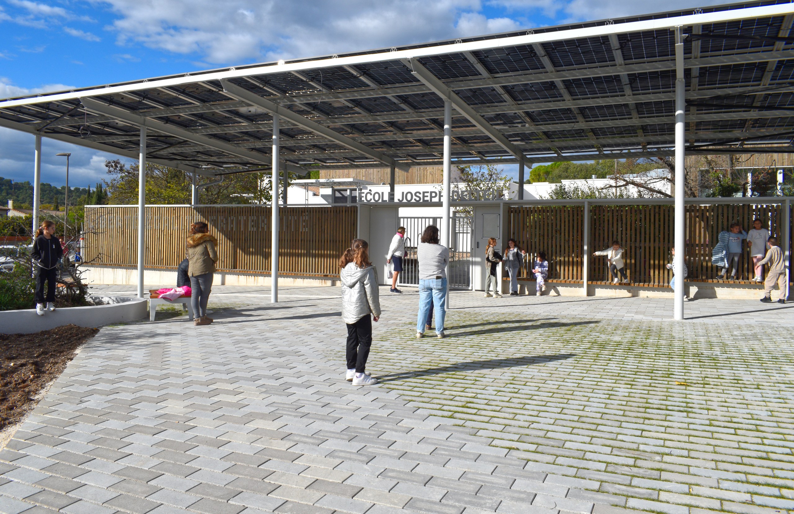 Réhabilitation Ecole Joseph Delteil à Grabels (c) Vinicius Raducanu Architecte - parvis entrée 2
