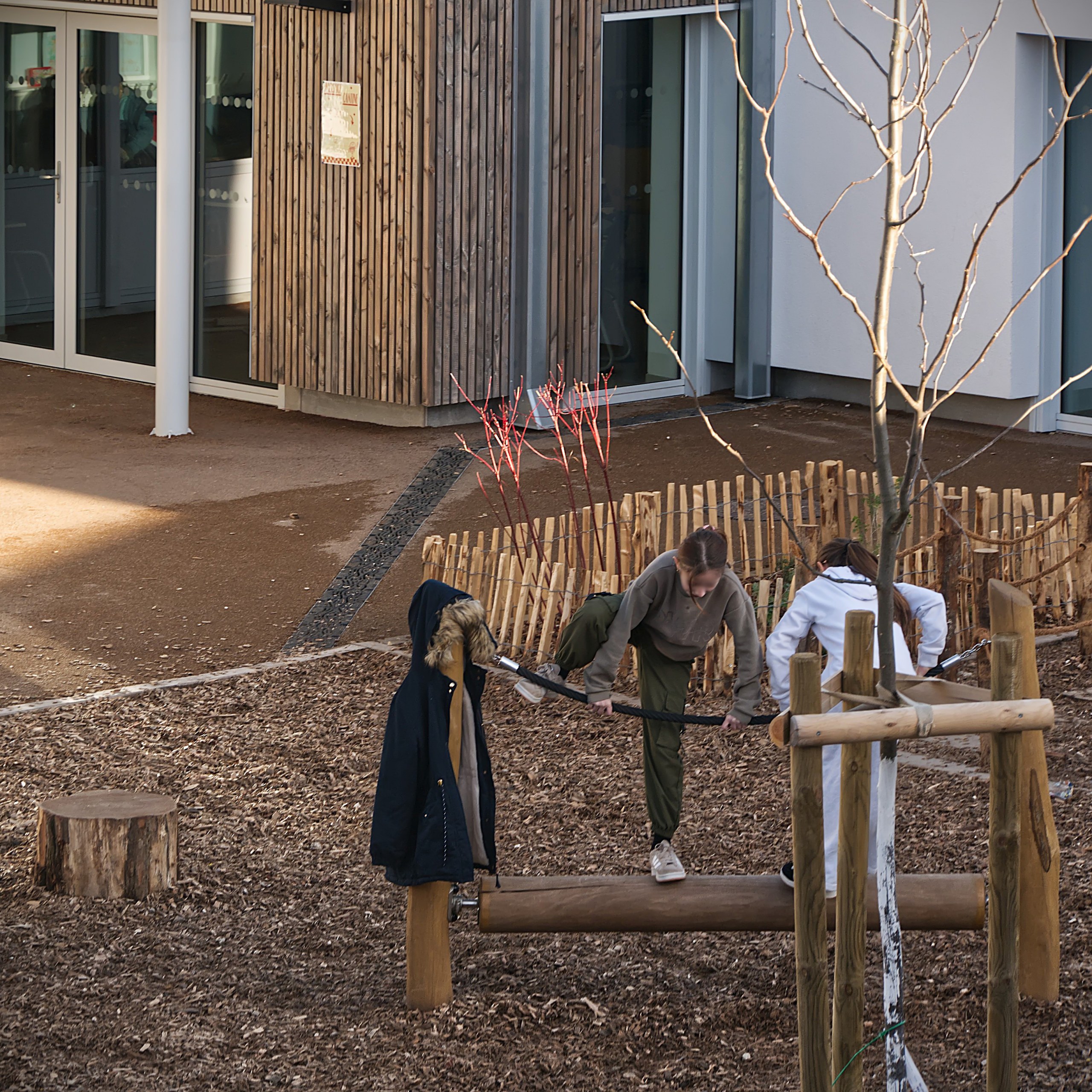 Réhabilitation Ecole Joseph Delteil à Grabels (c) Vinicius Raducanu Architecte - cour et jeux enfants